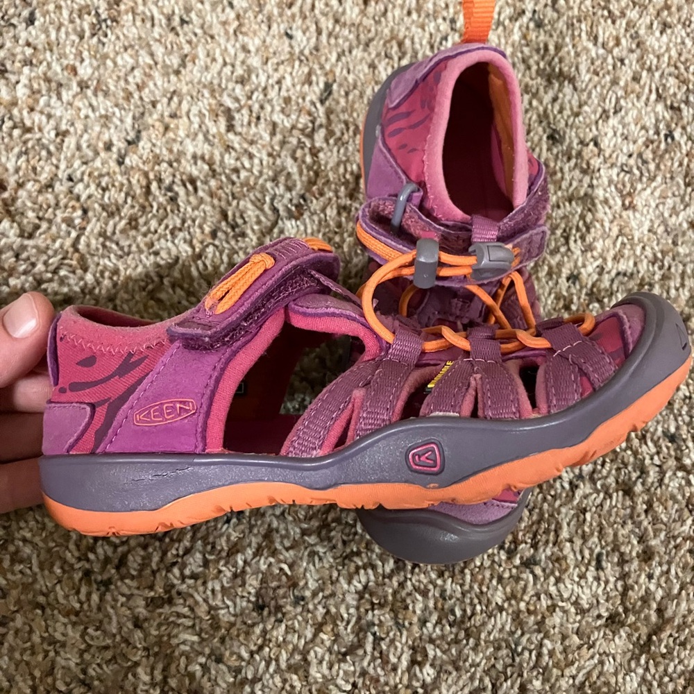 EUC girls keen size 11